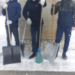 Волонтеры очистили от снега памятник