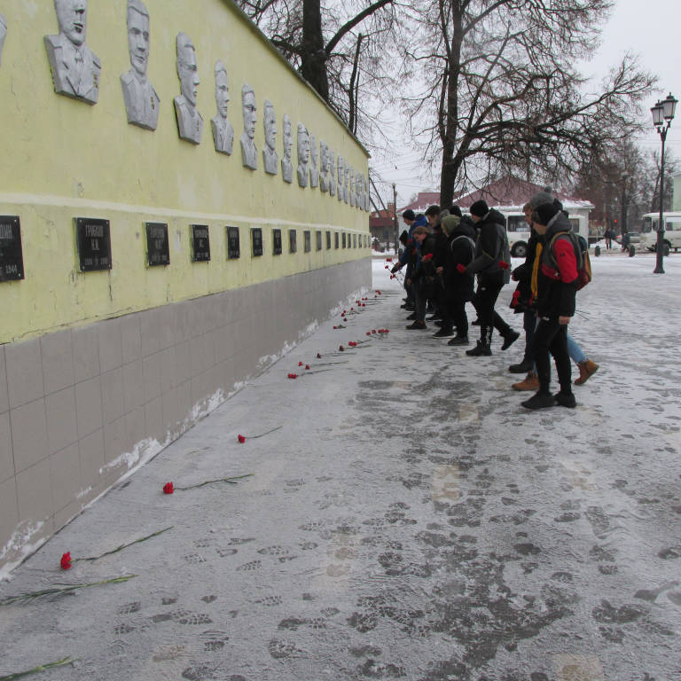 Студенты возложили цветы к памятнику Героев Советского Союза