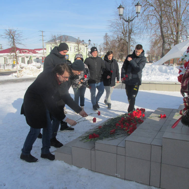 Студенты Касимовского техникума водного транспорта почтили память героев минутой молчания.