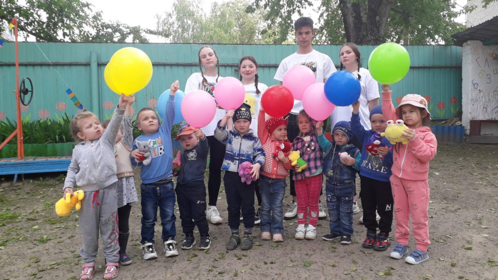 Добровольцы техникума поздравили воспитанников детского сада «Ласточка» с Международным днём защиты детей.