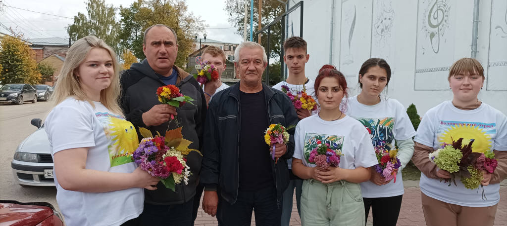 Студенты техникума поздравили жителей города с Днём пожилого человека.