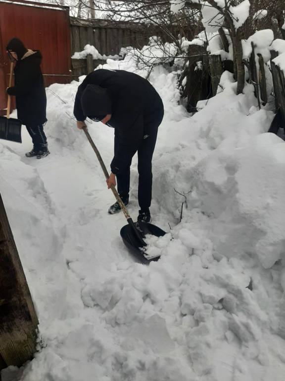 Волонтеры  помогают  с уборкой снега